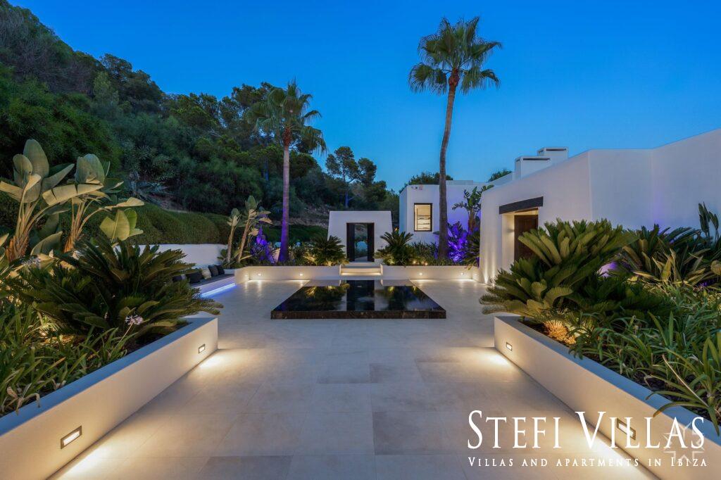 Villa super lujo en Cap Martinet Ibiza, para alquiler vacacional con spa , gym , jacuzzi, cine , discoteca, piscina 16 m2 , Mercedes Benz .