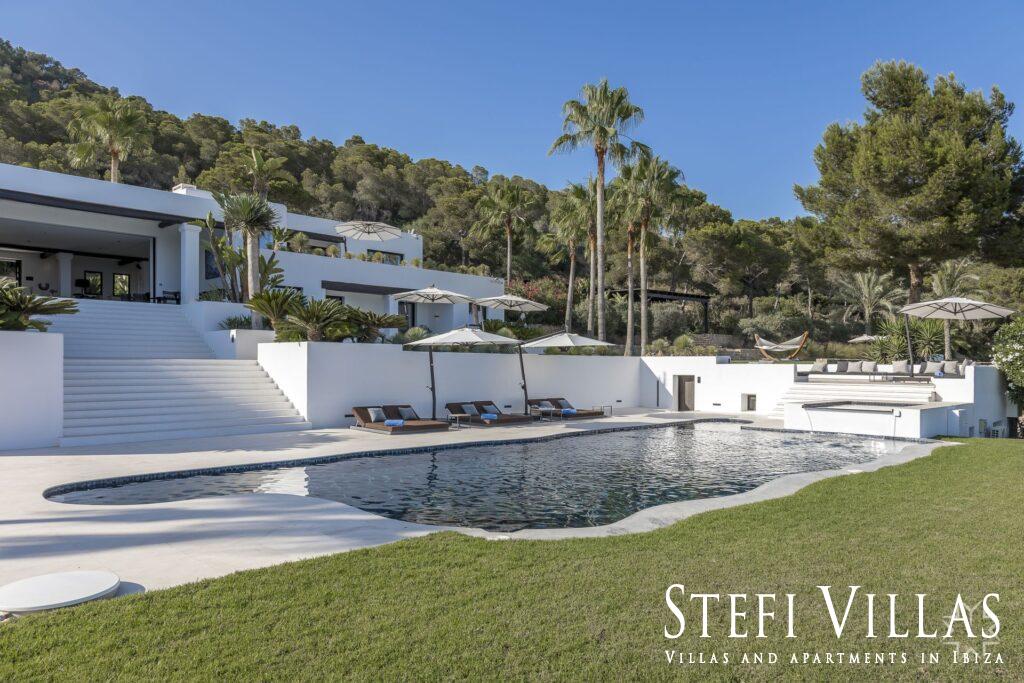 Villa super lujo en Cap Martinet Ibiza, para alquiler vacacional con spa , gym , jacuzzi, cine , discoteca, piscina 16 m2 , Mercedes Benz .