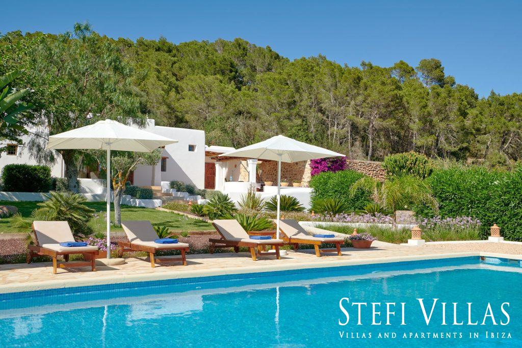 Maison Santa Gertrudis Ibiza avec piscine, tennis de table, 5 chambres, 9 personnes, barbecue à gaz, cuisine entièrement équipée.