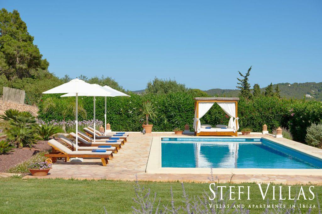 Maison Santa Gertrudis Ibiza avec piscine, tennis de table, 5 chambres, 9 personnes, barbecue à gaz, cuisine entièrement équipée.