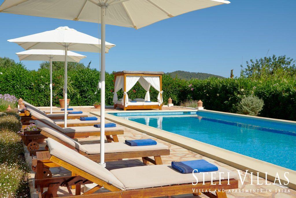 Maison Santa Gertrudis Ibiza avec piscine, tennis de table, 5 chambres, 9 personnes, barbecue à gaz, cuisine entièrement équipée.