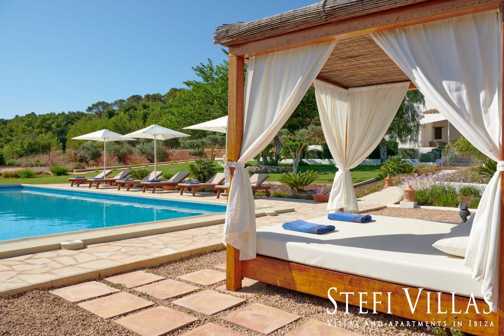 Maison Santa Gertrudis Ibiza avec piscine, tennis de table, 5 chambres, 9 personnes, barbecue à gaz, cuisine entièrement équipée.