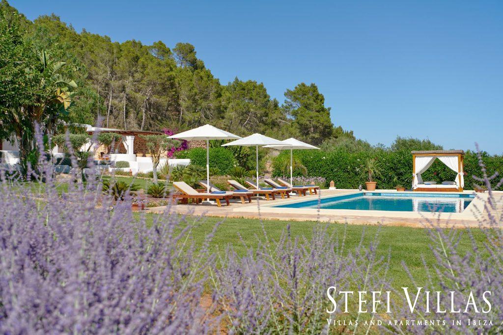 Maison Santa Gertrudis Ibiza avec piscine, tennis de table, 5 chambres, 9 personnes, barbecue à gaz, cuisine entièrement équipée.