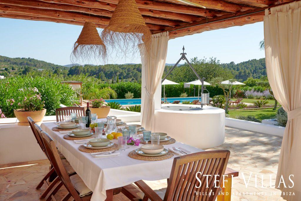 Maison Santa Gertrudis Ibiza avec piscine, tennis de table, 5 chambres, 9 personnes, barbecue à gaz, cuisine entièrement équipée.