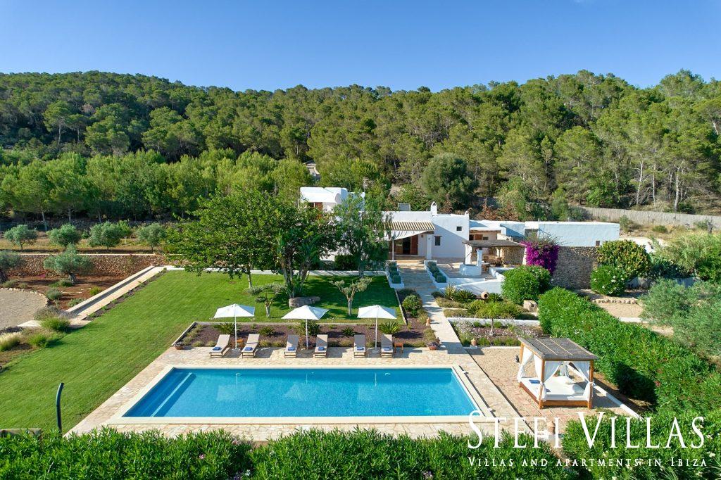 Casa Santa Gertrudis Ibiza con piscina , ping pong , 5 habitaciones , 9 pax, barbacoa a gas , cocina totalmente equipada.