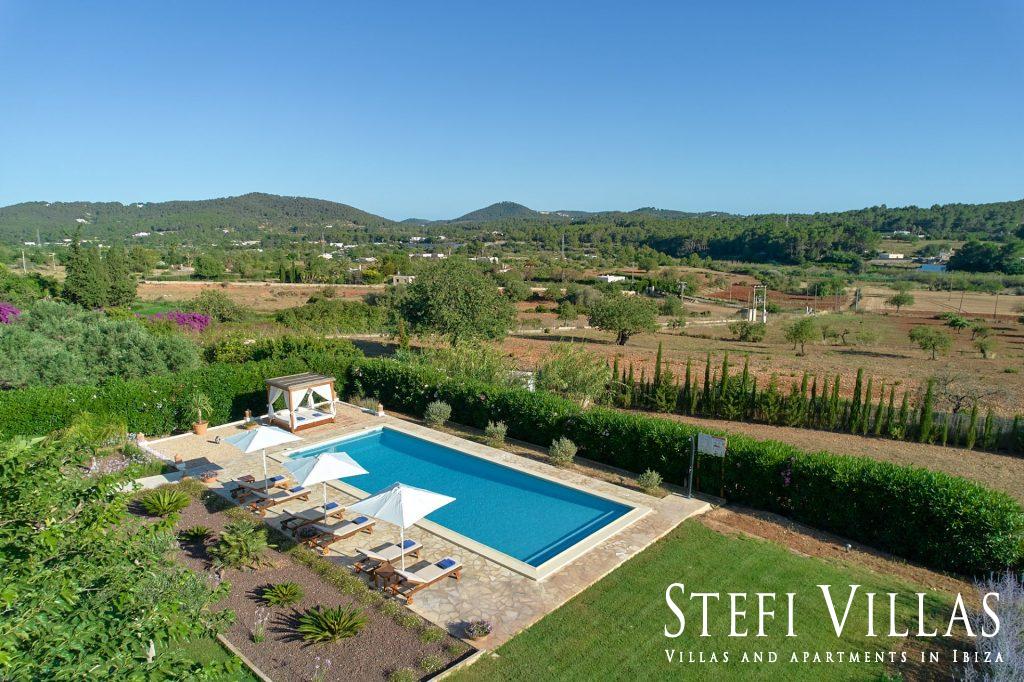 Maison Santa Gertrudis Ibiza avec piscine, tennis de table, 5 chambres, 9 personnes, barbecue à gaz, cuisine entièrement équipée.