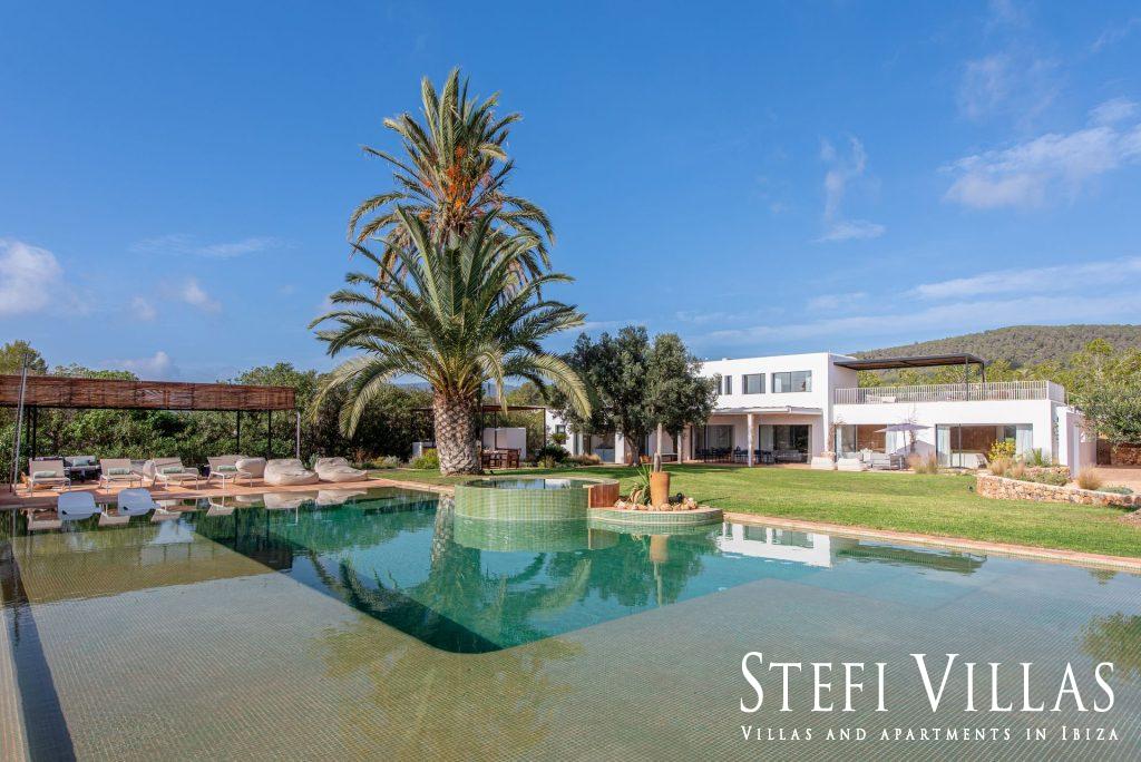 Villa de luxe près de la plage de Cala Jondal, Ibiza. Avec piscine à débordement, 5 chambres, 5 salles de bains et vue sur la mer .