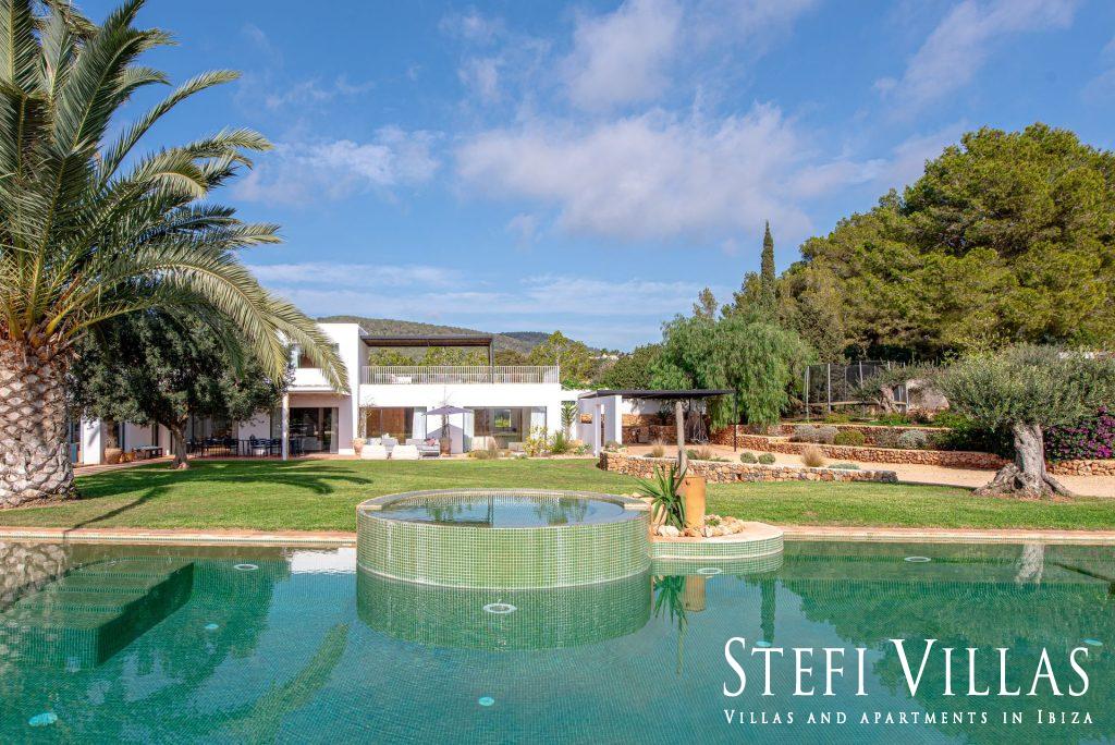 Luxury villa near Cala Jundal beach, Ibiza . With spectacular sea and mountain views. with pool, one minute in car to Cala Jundal beach.