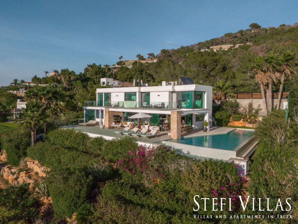 villa con vista mar Can Rimbau Jesús Ibiza. Piscina infinita , jacuzzi , 5 baños 10 pax. Playa Talamanca y Ibiza centro a 5 min. en coche.