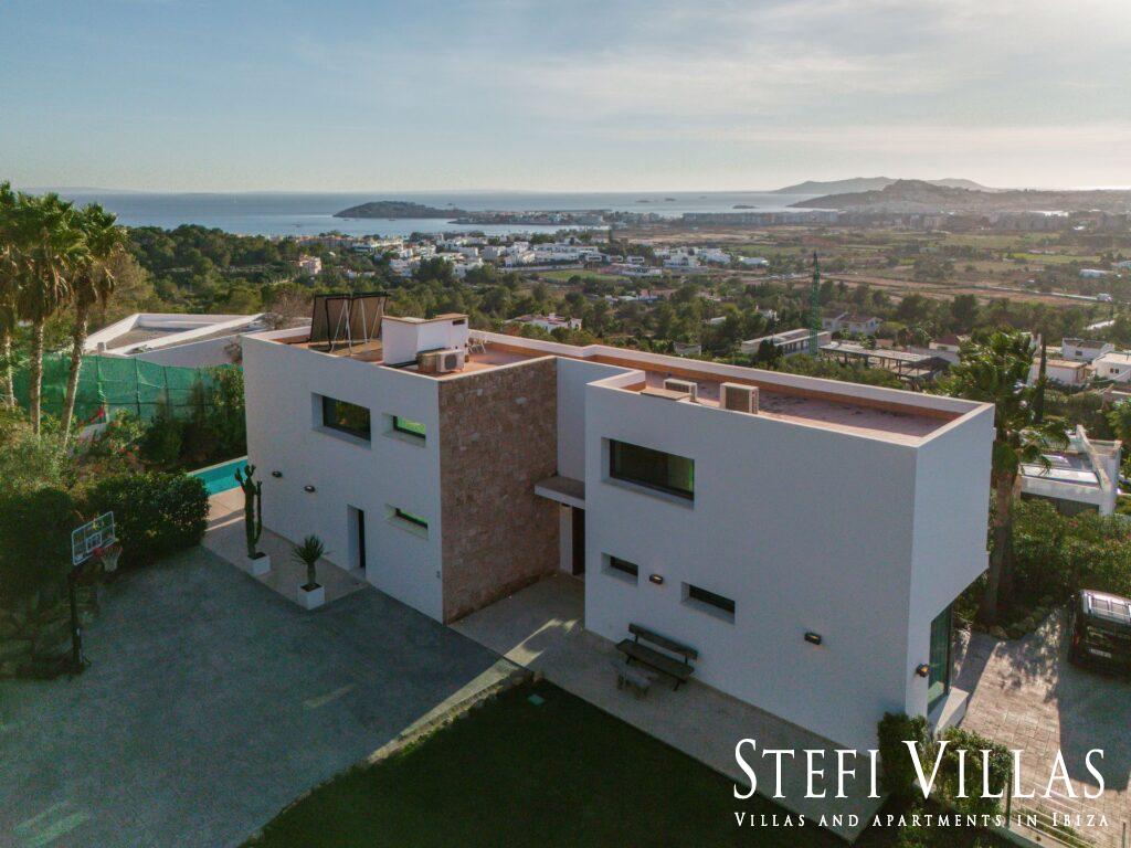 villa con vista mar Can Rimbau Jesus Ibiza. Piscina infinita , jacuzzi , 5 baños 10 pax. Playa Talamanca y Ibiza centro a 5 min. en coche.