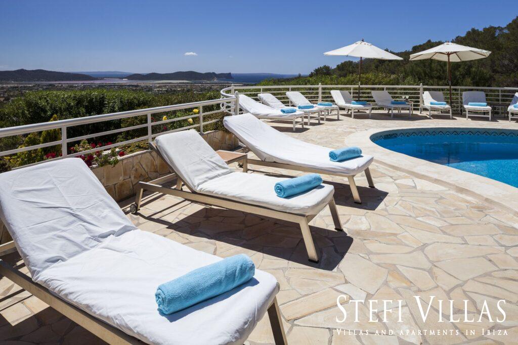 villa con piscina vistas al mar y Salinas
