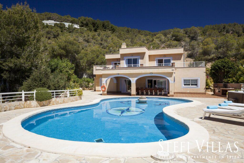 villa con piscina vistas al mar y Salinas