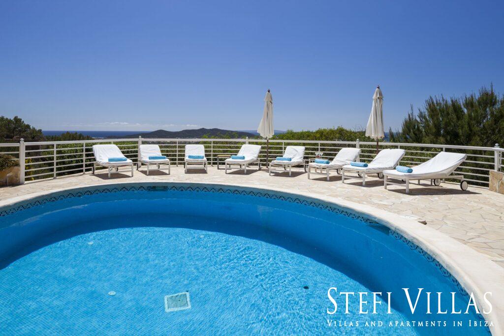 villa con piscina vistas al mar y Salinas