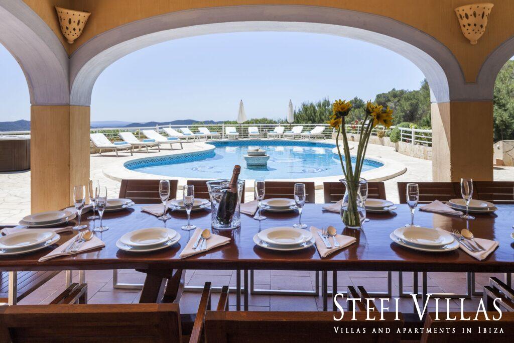 villa con piscina vistas al mar y Salinas