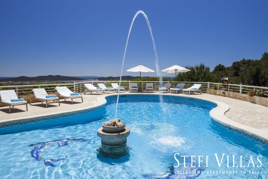 villa con piscina vistas al mar y Salinas