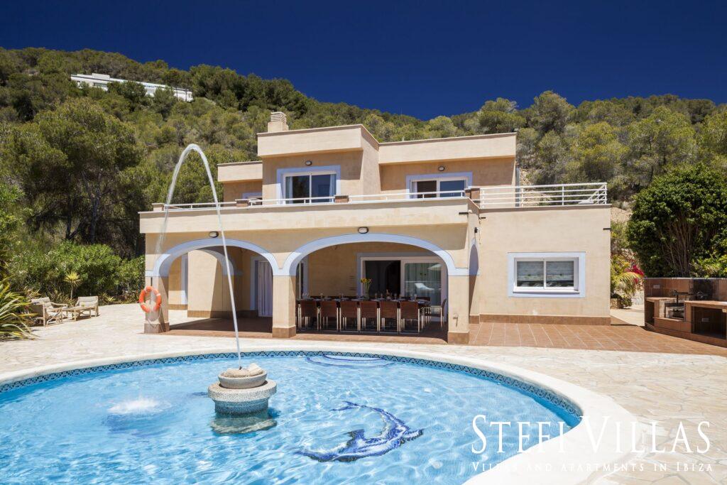 villa con piscina vistas al mar y Salinas