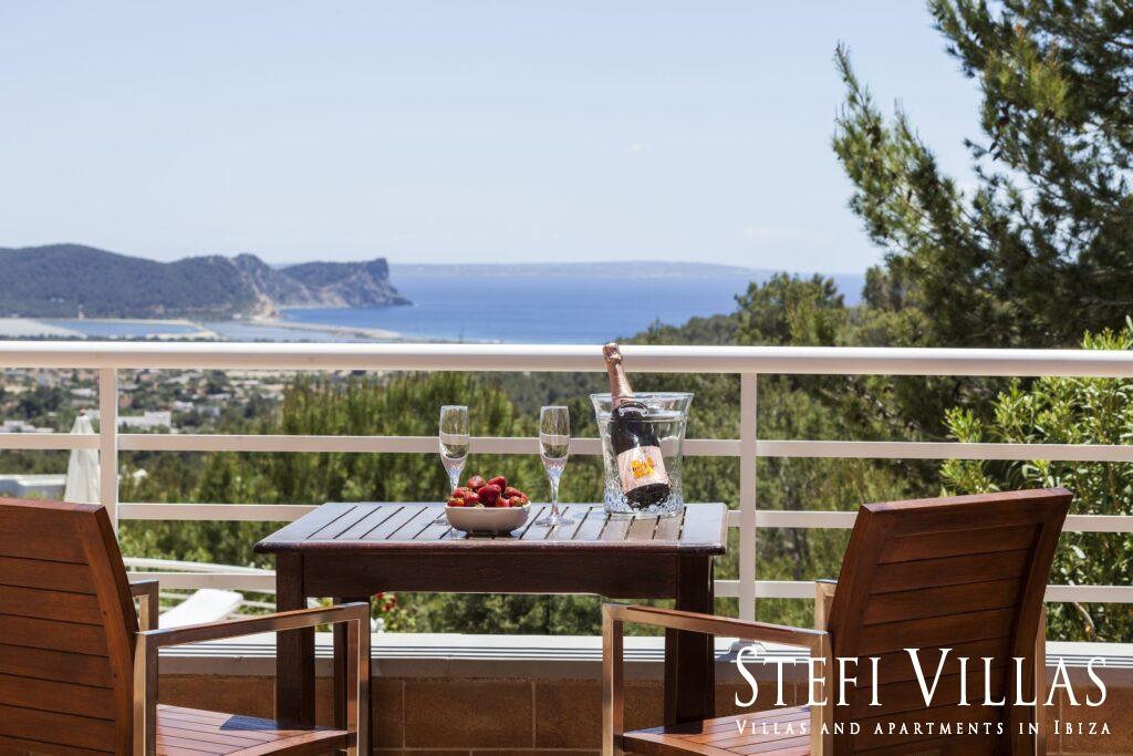 villa con piscina vistas al mar y Salinas
