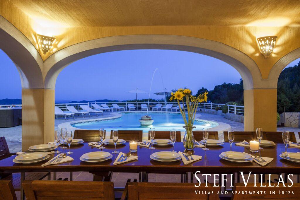 villa con piscina vistas al mar y Salinas