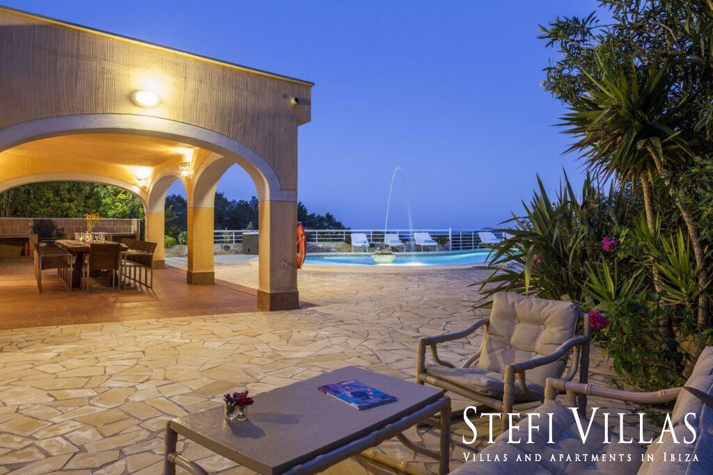 villa con piscina vistas al mar y Salinas