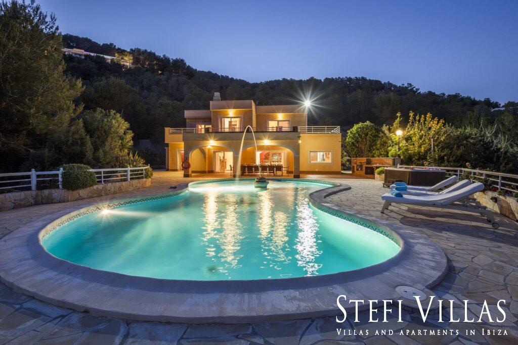 villa con piscina vistas al mar y Salinas