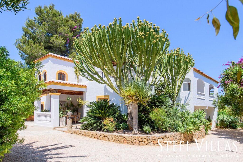 Villa located north of Ibiza 4 km from Benirras beach