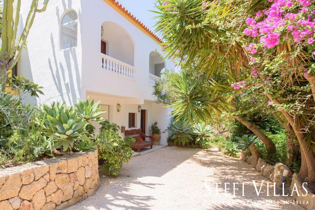 Villa located north of Ibiza 4 km from Benirras beach
